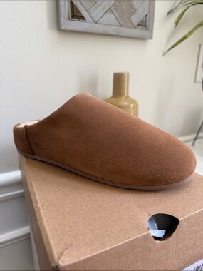 NIB UGG Elea Slip-On Size 8US